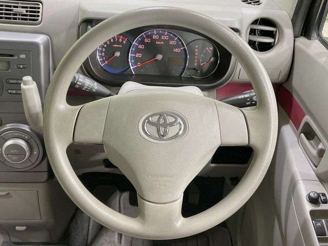 �C���e���A�ɍ��킹���f�U�C���̃X�e�A�����O�́A�^�]�������̂��Ƃ��l���A�^�]���₷���`��A�傫���ł��B�����x�A���ۂɐG���Ă��m���߂��������B