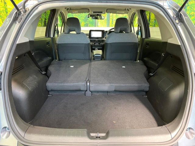 ���i�̂���������ʋ΁A���}���ɏ\���ȉ׎��X�y�[�X���m�ۂ��Ă���܂��B�Z�J���h�V�[�g��|���ƁA�傫�ȉו��̐ύڂ��\�ł���