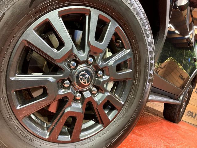 �y����18�C���`�A���~�z�C�[���z�O�ςɃ}�b�`���������A���~�z�C�[���𑕒����Ă���܂��B�e��ЊO�A���~�z�C�[����A�X�^�b�h���X�^�C�����戵�����Ă���܂��B���񂲑��k����������