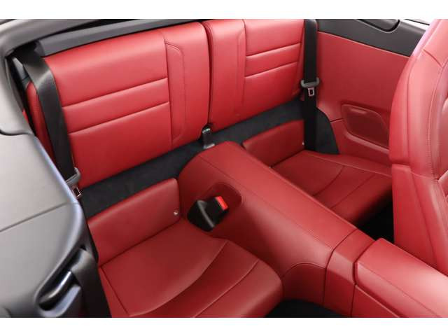 ���Ђł̓C���e���A�̃R�[�e�B���O�̎{�H�������Ă���܂��B�Y��ȃR���f�B�V�������ێ������������q�l�͐��񂨋C�y�ɒS���Z�[���X�����\���t�����������܂��B