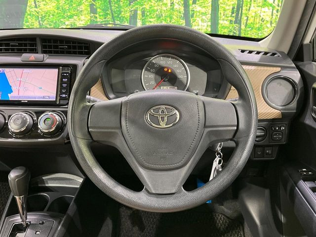 �C���e���A�ɍ��킹���f�U�C���̃X�e�A�����O�́A�^�]�������̂��Ƃ��l���A�^�]���₷���`��A�傫���ł��B�����x�A���ۂɐG���Ă��m���߂��������B