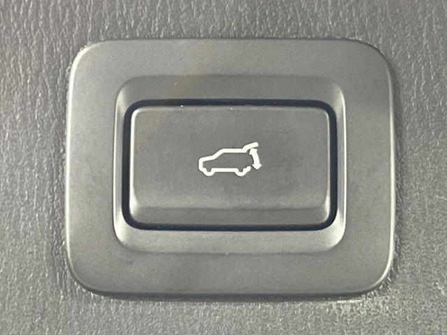 【パワーバックドア】スマートキーや運転席のボタンを押すだけでリアゲートが自動で開閉します!荷物を持っている時や、高い位置にあるバックドアを閉める際に便利な機能です♪