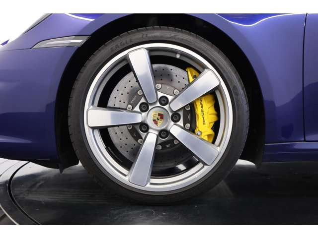 PCCB(�|���V�F�Z���~�b�N�R���|�W�b�g�u���[�L)�����B���������͂Ƒσt�F�[�h�������˔����������\�u���[�L�ł��B