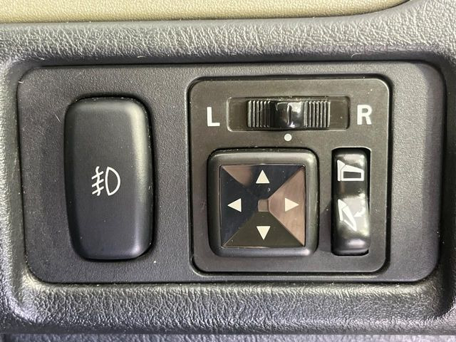 �y�d���i�[�~���[�z�T�C�h�~���[�͓d���i�[���ƂȂ��Ă���A�������ԏ�ł��L�Y�������X�N��}�����܂��B