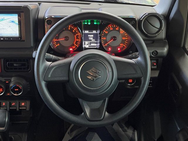 �C���e���A�ɍ��킹���f�U�C���̃X�e�A�����O�́A�^�]�������̂��Ƃ��l���A�^�]���₷���`��A�傫���ł��B�����x�A���ۂɐG���Ă��m���߂��������B