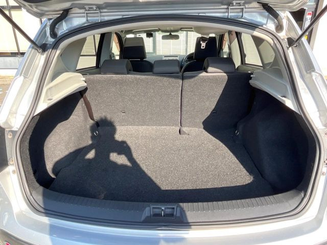 ���i�̂���������ʋ΁A���}���ɏ\���ȉ׎��X�y�[�X���m�ۂ��Ă���܂��B�Z�J���h�V�[�g��|���ƁA�傫�ȉו��̐ύڂ��\�ł���