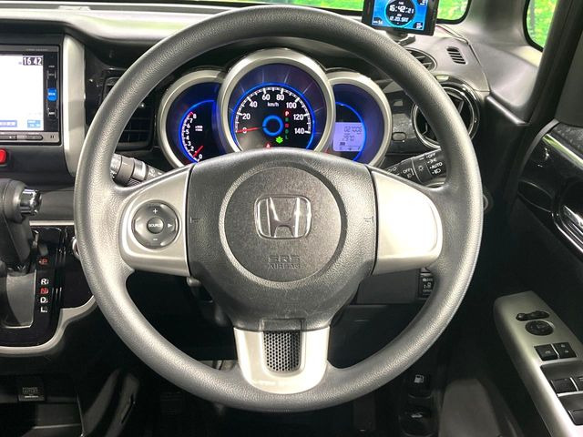 �C���e���A�ɍ��킹���f�U�C���̃X�e�A�����O�́A�^�]�������̂��Ƃ��l���A�^�]���₷���`��A�傫���ł��B�����x�A���ۂɐG���Ă��m���߂��������B