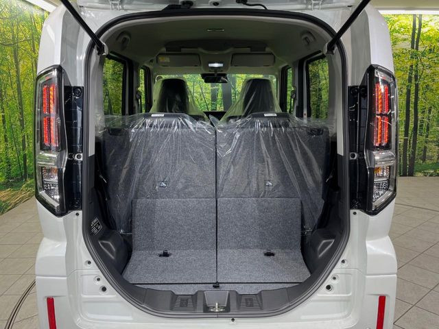 ���i�̂���������ʋ΁A���}���ɏ\���ȉ׎��X�y�[�X���m�ۂ��Ă���܂��B�Z�J���h�V�[�g��|���ƁA�傫�ȉו��̐ύڂ��\�ł���