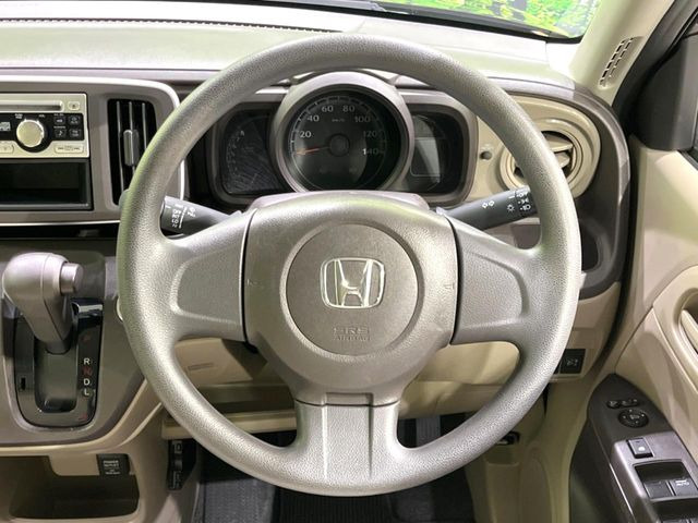 �C���e���A�ɍ��킹���f�U�C���̃X�e�A�����O�́A�^�]�������̂��Ƃ��l���A�^�]���₷���`��A�傫���ł��B�����x�A���ۂɐG���Ă��m���߂��������B