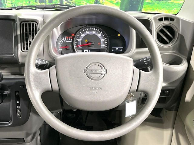 �C���e���A�ɍ��킹���f�U�C���̃X�e�A�����O�́A�^�]�������̂��Ƃ��l���A�^�]���₷���`��A�傫���ł��B�����x�A���ۂɐG���Ă��m���߂��������B