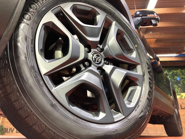 �y����18�C���`�A���~�z�C�[���z�O�ςɃ}�b�`���������A���~�z�C�[���𑕒����Ă���܂��B�e��ЊO�A���~�z�C�[����A�X�^�b�h���X�^�C�����戵�����Ă���܂��B���񂲑��k����������