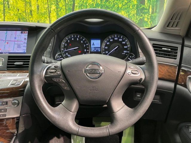 �C���e���A�ɍ��킹���f�U�C���̃X�e�A�����O�́A�^�]�������̂��Ƃ��l���A�^�]���₷���`��A�傫���ł��B�����x�A���ۂɐG���Ă��m���߂��������B