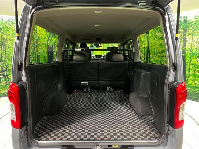 ���i�̂���������ʋ΁A���}���ɏ\���ȉ׎��X�y�[�X���m�ۂ��Ă���܂��B�Z�J���h�V�[�g��|���ƁA�傫�ȉו��̐ύڂ��\�ł���