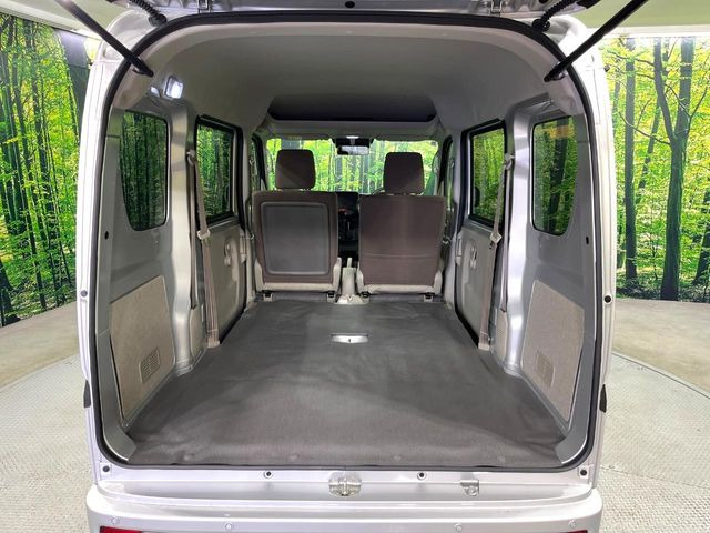 ���i�̂���������ʋ΁A���}���ɏ\���ȉ׎��X�y�[�X���m�ۂ��Ă���܂��B�Z�J���h�V�[�g��|���ƁA�傫�ȉו��̐ύڂ��\�ł���