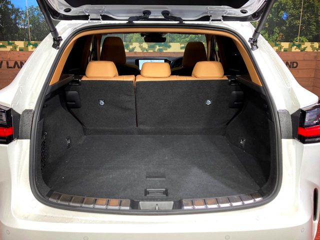 ���i�̂���������ʋ΁A���}���ɏ\���ȉ׎��X�y�[�X���m�ۂ��Ă���܂��B�Z�J���h�V�[�g��|���ƁA�傫�ȉו��̐ύڂ��\�ł���