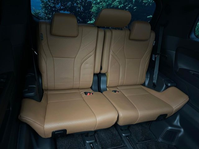 3列目シートはもちろん状態良好☆大人でもゆったりと座って頂けますので、大人数でのお出かけもラクラクです♪ご家族で、気の知れた仲間で、ドライブに行くのが楽しみですね♪