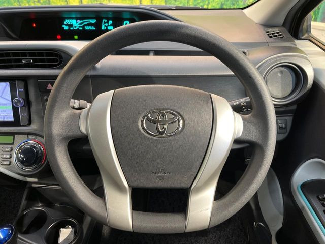 �C���e���A�ɍ��킹���f�U�C���̃X�e�A�����O�́A�^�]�������̂��Ƃ��l���A�^�]���₷���`��A�傫���ł��B�����x�A���ۂɐG���Ă��m���߂��������B