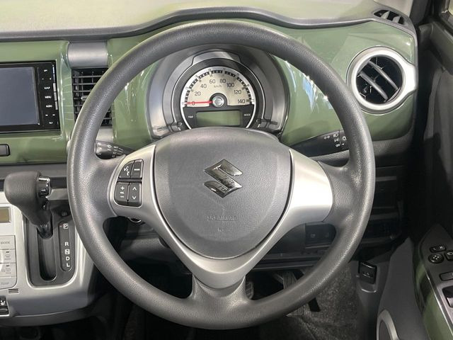 �C���e���A�ɍ��킹���f�U�C���̃X�e�A�����O�́A�^�]�������̂��Ƃ��l���A�^�]���₷���`��A�傫���ł��B�����x�A���ۂɐG���Ă��m���߂��������B