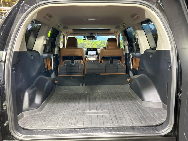 ���i�̂���������ʋ΁A���}���ɏ\���ȉ׎��X�y�[�X���m�ۂ��Ă���܂��B�Z�J���h�V�[�g��|���ƁA�傫�ȉו��̐ύڂ��\�ł���