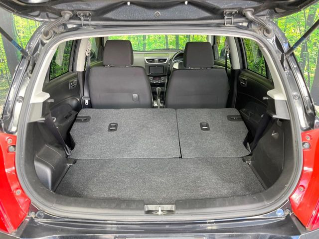 ���i�̂���������ʋ΁A���}���ɏ\���ȉ׎��X�y�[�X���m�ۂ��Ă���܂��B�Z�J���h�V�[�g��|���ƁA�傫�ȉו��̐ύڂ��\�ł���