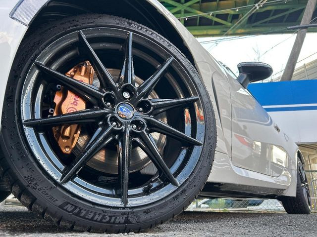 �y����18�C���`�A���~�z�C�[���z�O�ςɃ}�b�`���������A���~�z�C�[���𑕒����Ă���܂��B�e��ЊO�A���~�z�C�[����A�X�^�b�h���X�^�C�����戵�����Ă���܂��B���񂲑��k����������