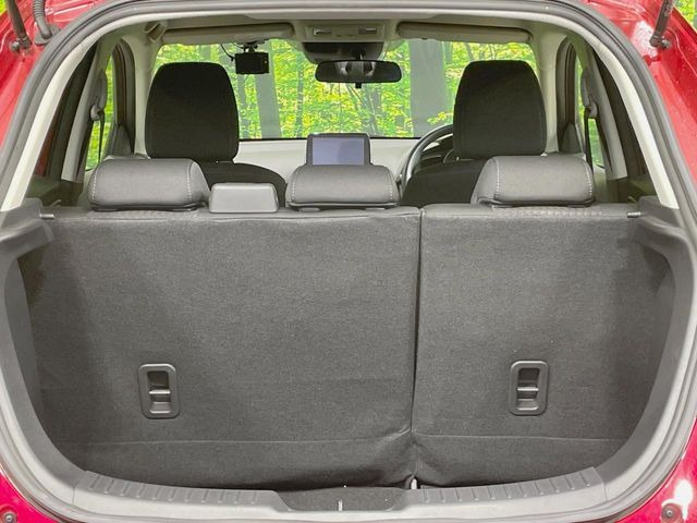 ���i�̂���������ʋ΁A���}���ɏ\���ȉ׎��X�y�[�X���m�ۂ��Ă���܂��B�Z�J���h�V�[�g��|���ƁA�傫�ȉו��̐ύڂ��\�ł���