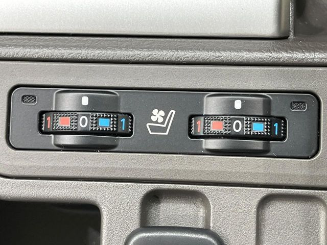 【シートヒーター】寒い日に重宝するシートヒーター!エアコンより早く温まってくれるので寒がりの人も安心ですね♪エアコンの温風は乾燥するから苦手、という方にもをおすすめです。