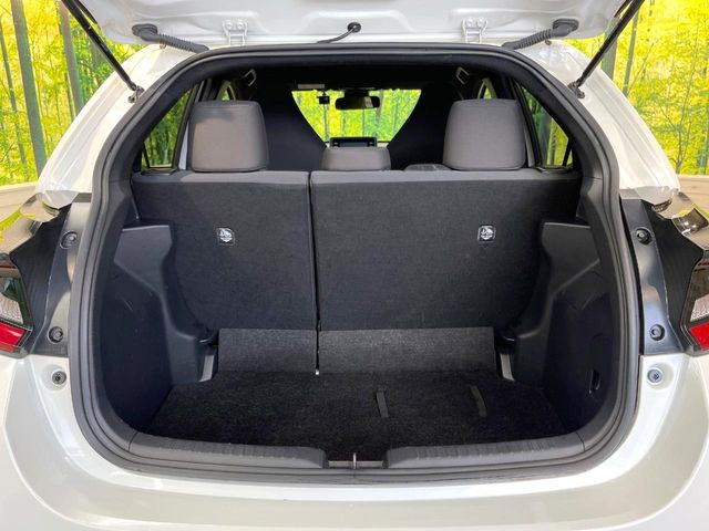 ���i�̂���������ʋ΁A���}���ɏ\���ȉ׎��X�y�[�X���m�ۂ��Ă���܂��B�Z�J���h�V�[�g��|���ƁA�傫�ȉו��̐ύڂ��\�ł���