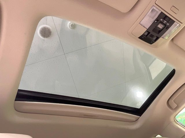 【サンルーフ】開放感たっぷりの希少装備、サンルーフが装着されています!車内に明かりを取り入れたり景色を楽しむ以外にも、車内の空気も簡単に換気できて快適です!