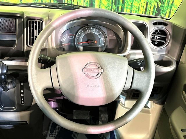 �C���e���A�ɍ��킹���f�U�C���̃X�e�A�����O�́A�^�]�������̂��Ƃ��l���A�^�]���₷���`��A�傫���ł��B�����x�A���ۂɐG���Ă��m���߂��������B