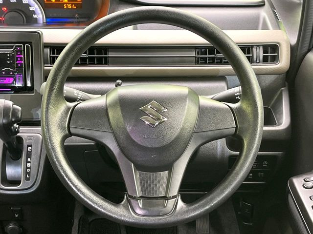 �C���e���A�ɍ��킹���f�U�C���̃X�e�A�����O�́A�^�]�������̂��Ƃ��l���A�^�]���₷���`��A�傫���ł��B�����x�A���ۂɐG���Ă��m���߂��������B