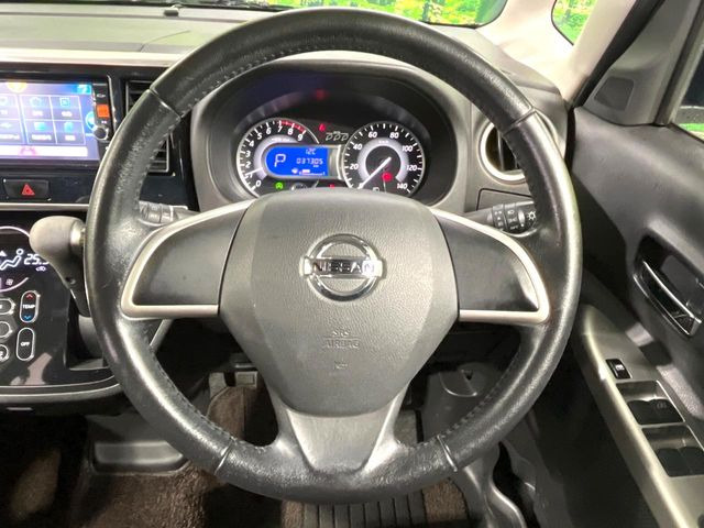 �C���e���A�ɍ��킹���f�U�C���̃X�e�A�����O�́A�^�]�������̂��Ƃ��l���A�^�]���₷���`��A�傫���ł��B�����x�A���ۂɐG���Ă��m���߂��������B