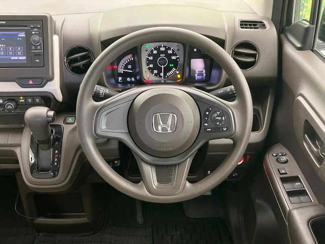 �C���e���A�ɍ��킹���f�U�C���̃X�e�A�����O�́A�^�]�������̂��Ƃ��l���A�^�]���₷���`��A�傫���ł��B�����x�A���ۂɐG���Ă��m���߂��������B