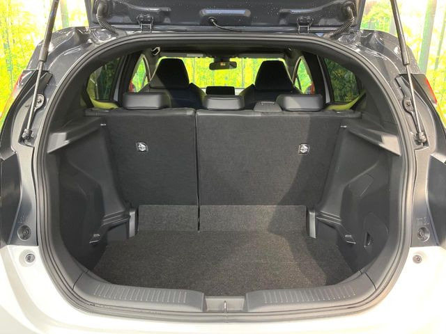 ���i�̂���������ʋ΁A���}���ɏ\���ȉ׎��X�y�[�X���m�ۂ��Ă���܂��B�Z�J���h�V�[�g��|���ƁA�傫�ȉו��̐ύڂ��\�ł���