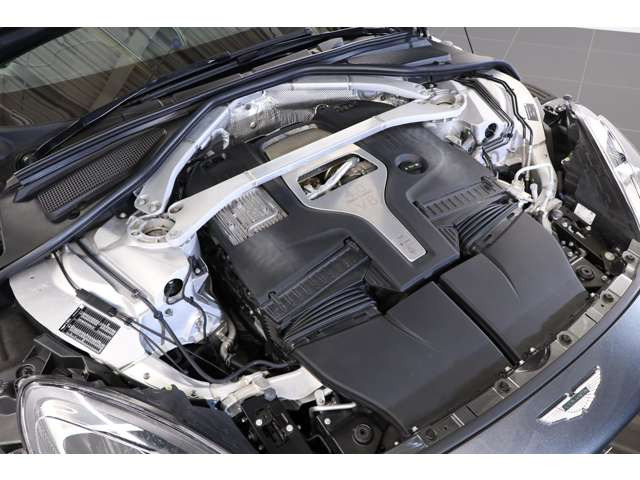 �������ɂ߂�DBX�̃G���W���́A��z�������X�|���X�Ɛ[���Â����������B�^�̃��O�W���A���[SUV���ے�����S�����ł��B