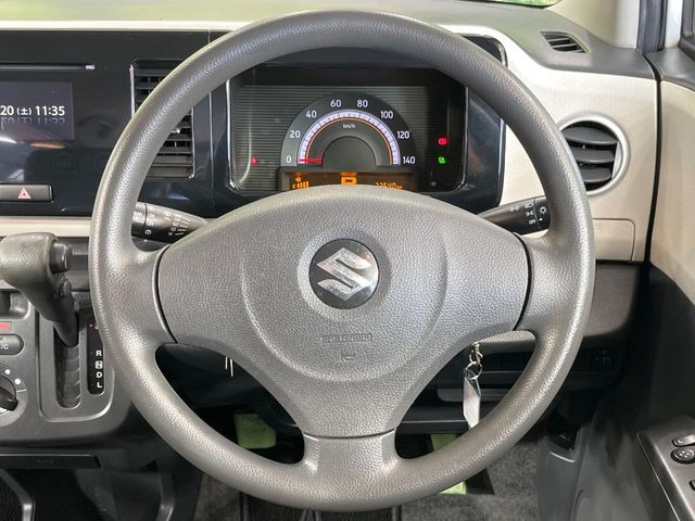 �C���e���A�ɍ��킹���f�U�C���̃X�e�A�����O�́A�^�]�������̂��Ƃ��l���A�^�]���₷���`��A�傫���ł��B�����x�A���ۂɐG���Ă��m���߂��������B