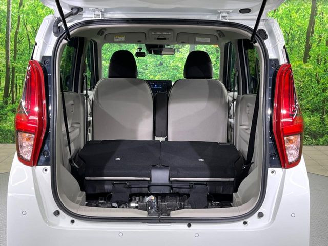 ���i�̂���������ʋ΁A���}���ɏ\���ȉ׎��X�y�[�X���m�ۂ��Ă���܂��B�Z�J���h�V�[�g��|���ƁA�傫�ȉו��̐ύڂ��\�ł���