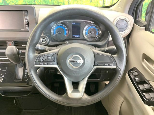 �C���e���A�ɍ��킹���f�U�C���̃X�e�A�����O�́A�^�]�������̂��Ƃ��l���A�^�]���₷���`��A�傫���ł��B�����x�A���ۂɐG���Ă��m���߂��������B