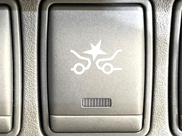 �y�G�}�[�W�F���V�[�u���[�L�z���s���ɑO���̎ԗ�����F�����A�Փ˂������Ȏ��͌x��ƃu���[�L�ŏՓˉ���Ɣ�Q�y�����A�V�X�g�B�����S�Ƀh���C�u�����y���݂��������܂��B