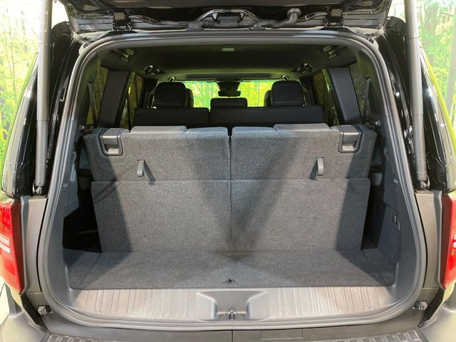 ���i�̂���������ʋ΁A���}���ɏ\���ȉ׎��X�y�[�X���m�ۂ��Ă���܂��B�Z�J���h�V�[�g��|���ƁA�傫�ȉו��̐ύڂ��\�ł���