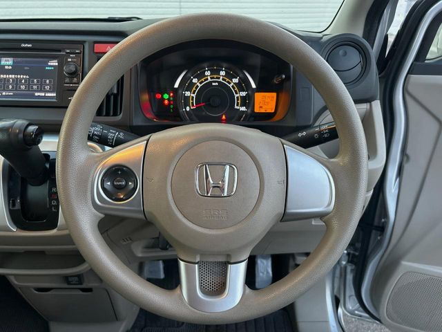 �C���e���A�ɍ��킹���f�U�C���̃X�e�A�����O�́A�^�]�������̂��Ƃ��l���A�^�]���₷���`��A�傫���ł��B�����x�A���ۂɐG���Ă��m���߂��������B