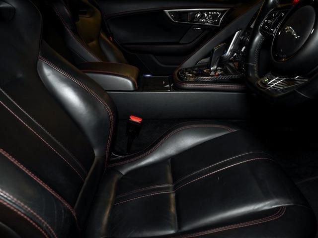 V8エンジンの加速力でも体がブレにくい設計となっております。