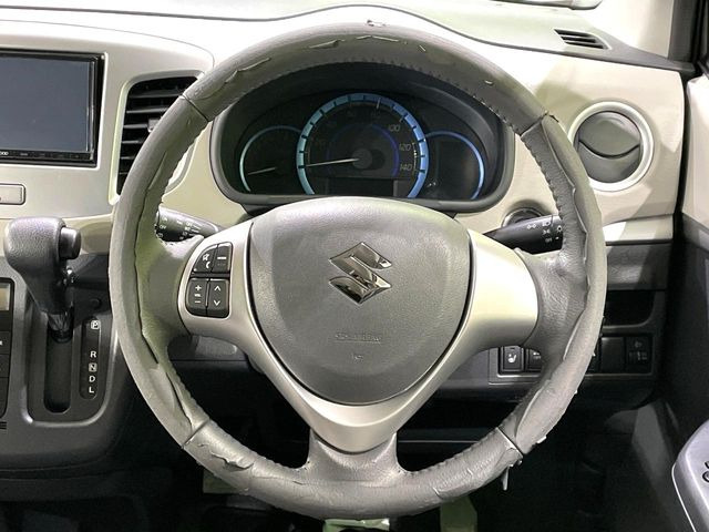 �C���e���A�ɍ��킹���f�U�C���̃X�e�A�����O�́A�^�]�������̂��Ƃ��l���A�^�]���₷���`��A�傫���ł��B�����x�A���ۂɐG���Ă��m���߂��������B