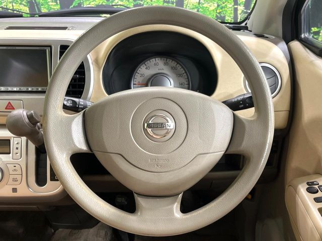 �C���e���A�ɍ��킹���f�U�C���̃X�e�A�����O�́A�^�]�������̂��Ƃ��l���A�^�]���₷���`��A�傫���ł��B�����x�A���ۂɐG���Ă��m���߂��������B