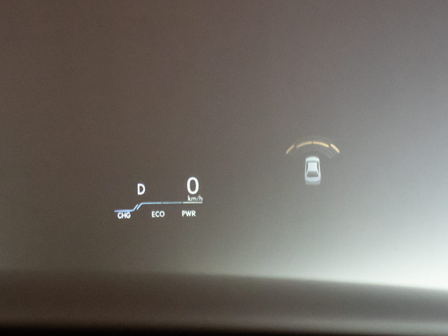 �w�b�h�A�b�v�E�f�B�X�v���C(HUD)���݂̃X�s�[�h��A�O���̎Ԑ����ȂǁA�^�]�ɕK�v�ȏ����A�ڂ̑O�̃E�C���h�E�K���X�ɕ\������@�\�ł��B����ɂ��A�ڐ��̈ړ������Ȃ��ς݁A���S�ł��B