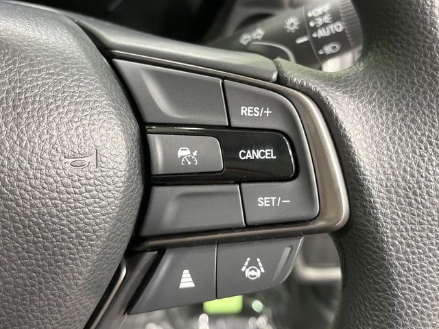 【アダプティブクルーズコントロール】高速道路での長距離走行が楽に!!自動で速度を保つクルーズコントロールが、衝突軽減システムと連携し、前方の車両を感知して車間を保つように速度調節してくれます!!