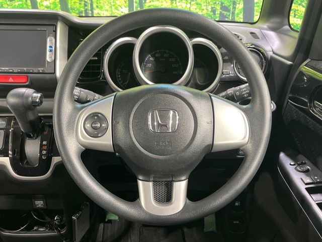 �C���e���A�ɍ��킹���f�U�C���̃X�e�A�����O�́A�^�]�������̂��Ƃ��l���A�^�]���₷���`��A�傫���ł��B�����x�A���ۂɐG���Ă��m���߂��������B