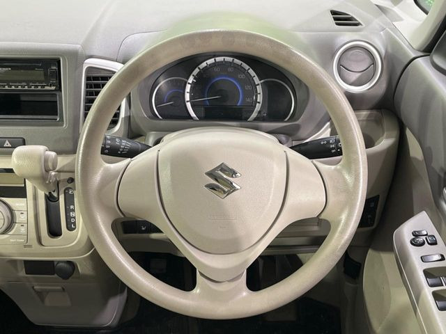 �C���e���A�ɍ��킹���f�U�C���̃X�e�A�����O�́A�^�]�������̂��Ƃ��l���A�^�]���₷���`��A�傫���ł��B�����x�A���ۂɐG���Ă��m���߂��������B