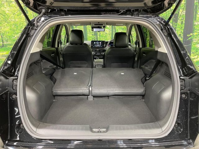 ���i�̂���������ʋ΁A���}���ɏ\���ȉ׎��X�y�[�X���m�ۂ��Ă���܂��B�Z�J���h�V�[�g��|���ƁA�傫�ȉו��̐ύڂ��\�ł���