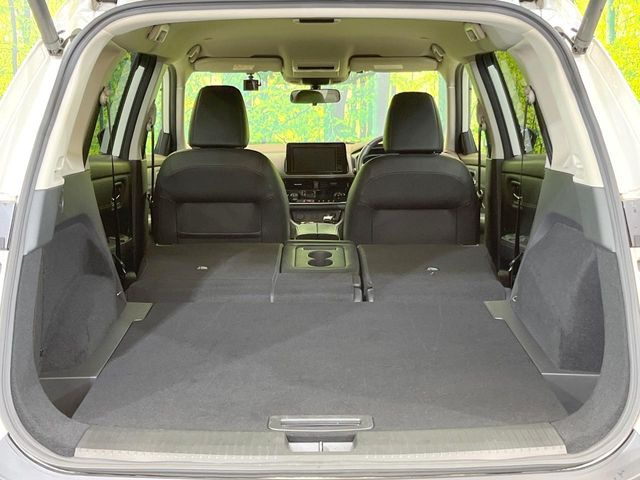 ���i�̂���������ʋ΁A���}���ɏ\���ȉ׎��X�y�[�X���m�ۂ��Ă���܂��B�Z�J���h�V�[�g��|���ƁA�傫�ȉו��̐ύڂ��\�ł���